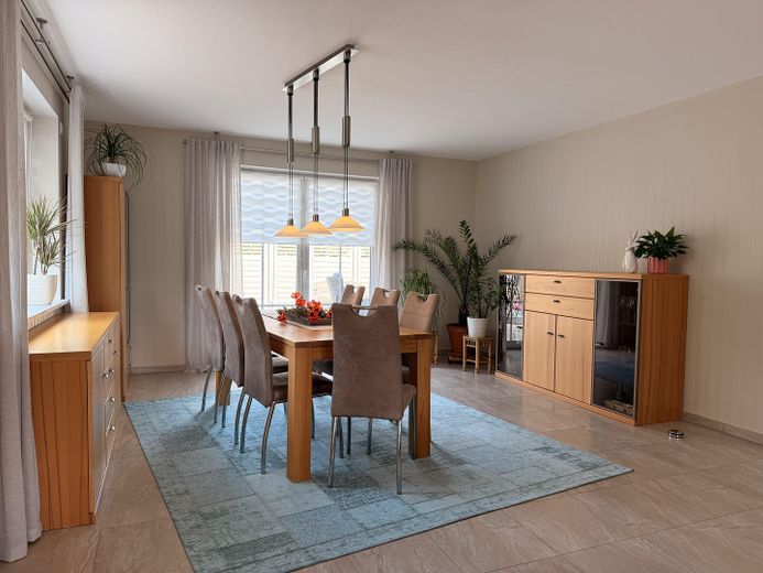 Viel Platz für Familie, Garten & Leben – freistehendes Architektenhaus in Oranienburg – Wohn-/Essbereich