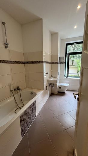 Badezimmer mit Wanne 