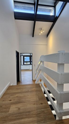 Neuwertiges Reihenmittelhaus mit PV-Anlage, Fußbodenheizung, neuem Dach, eigenem Garten & Garage – OG