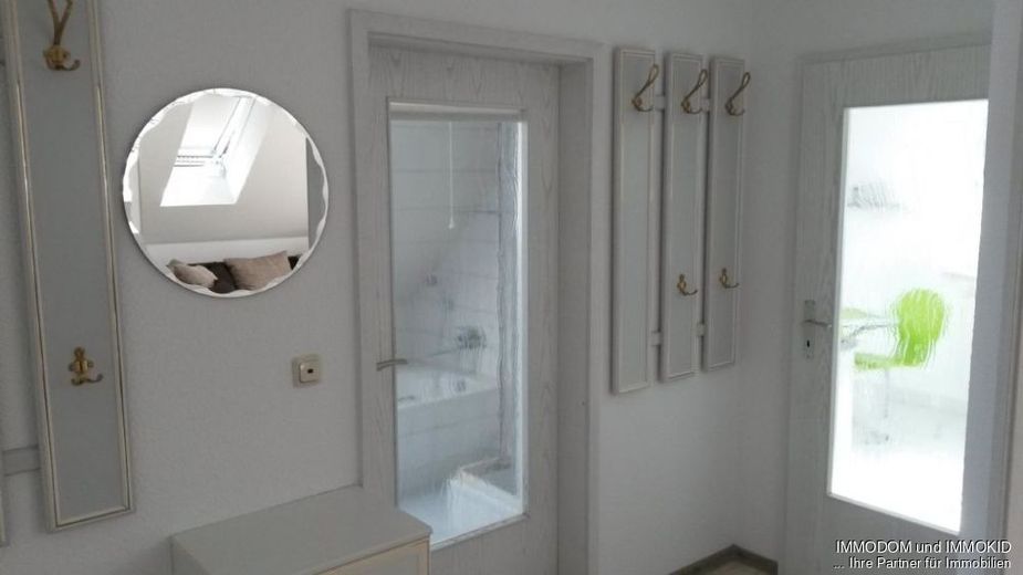 2-Zimmer-Wohnung mit BALKON - vollmöbliert -Nähe VW-Standort – Flur