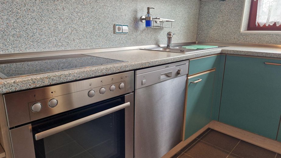 Casa a schiera di testa con camino e moderno impianto di riscaldamento ibrido a gas a Berlino-Rudow – Küche
