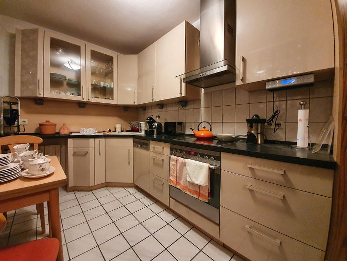 2,5 odalı Altenbochum, balkon, sakin, yeşil, merkezi, banyo: küvet + duş, gerçek ahşap parke – Küche vor Essbereich