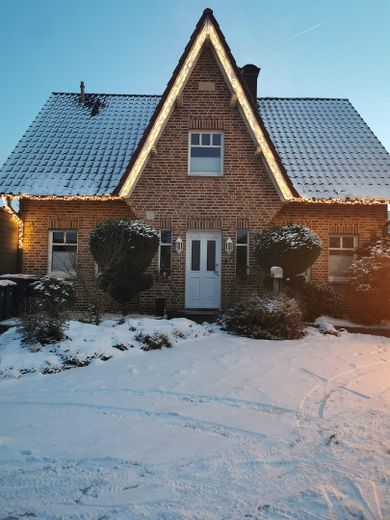 Senza provvigione da privato: elegante casa unifamiliare in stile Sylt a Laer (Münsterland) – Frontansicht im Winter
