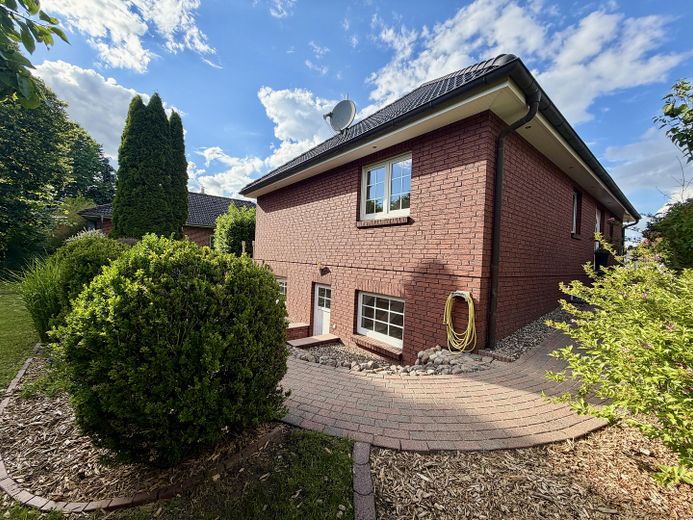 225 qm Familienglück auf 2 Ebenen + Toller Garten, Sauna & Kamin – Garten 