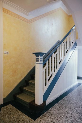 شقة جميلة من 3 غرف في مبنى قديم مع تراس – Treppenhaus