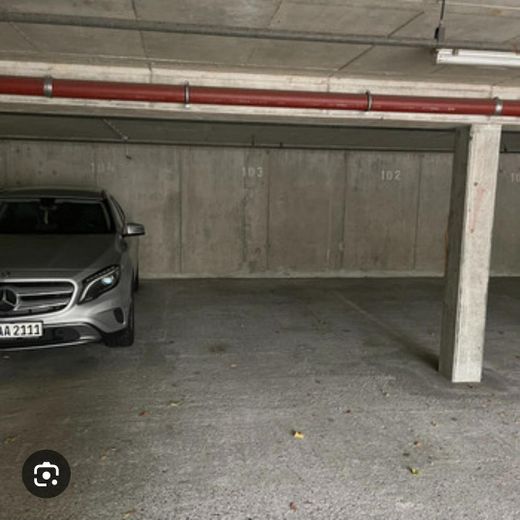 2 miejsca postojowe w garażu podziemnym i 3 podwójne miejsca postojowe w garażu podziemnym do wynajęcia krótko- lub długoterminowo – Tiefgaragenstellplatz
