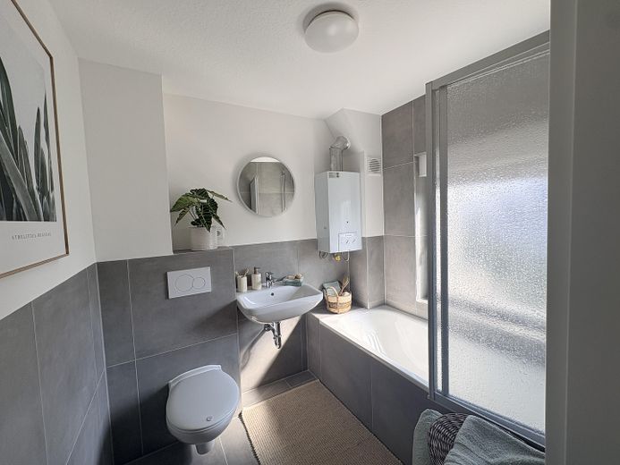 Modernisierte Doppelhaushälfte mit großem Garten & Terrasse – sofort bezugsfrei – 1.OG Badezimmer