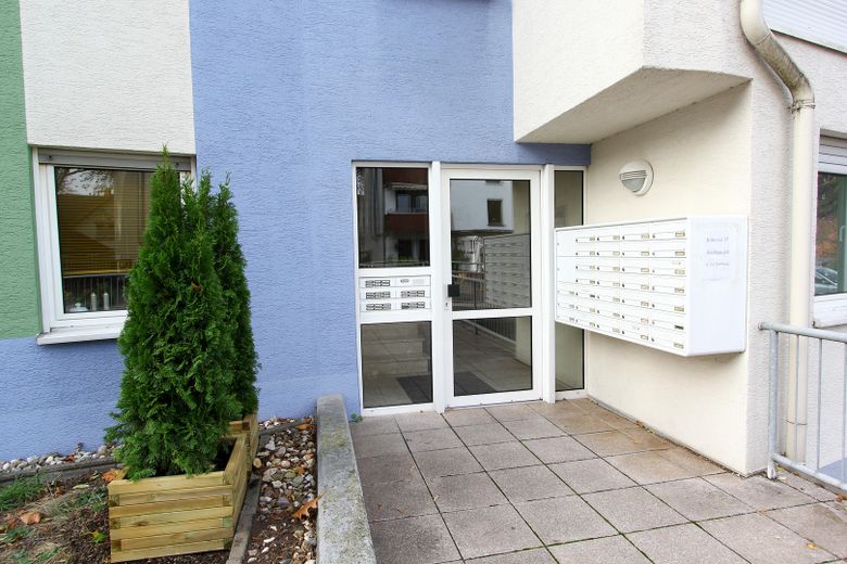 Helle 2-Zimmer Wohnung, Balkon, modernes Bad – Haustür