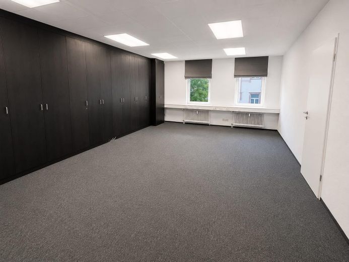Office or practice space in a central city location with balcony – Photo 1