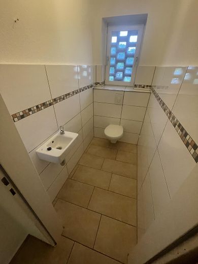 Geräumige 5- Zimmer Wohnung mit Balkon im 2. OG – Gäste WC