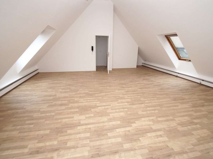 ampio appartamento maisonette di 3 locali con BALCONE direttamente sulla piazza del mercato – Foto 1