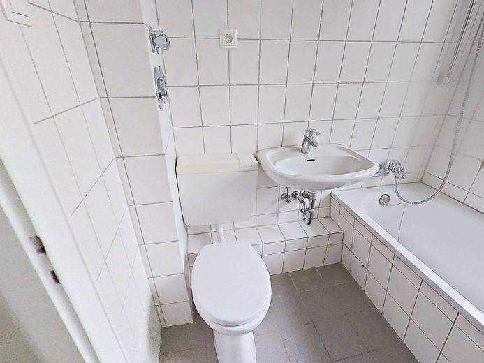 Die Blätter fallen, Ihre Miete auch: Gemütliche 2-Zimmer-Wohnung mit BALKON im Norden von Rendsburg – Ansicht II: Bad