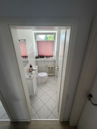 Helle 3-Zimmer-Erdgeschosswohnung mit Balkon und Garage in ruhiger Lage von Horn-Bad Meinberg – Tageslicht-WC (separat)