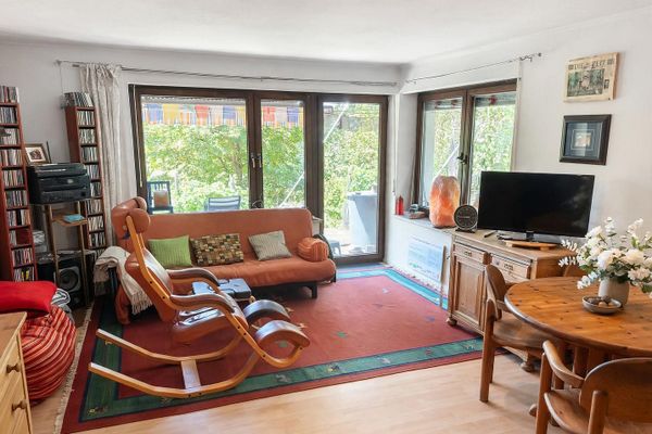 Geräumige 3 Zimmer Wohnung mit eigenem Garten und Garage