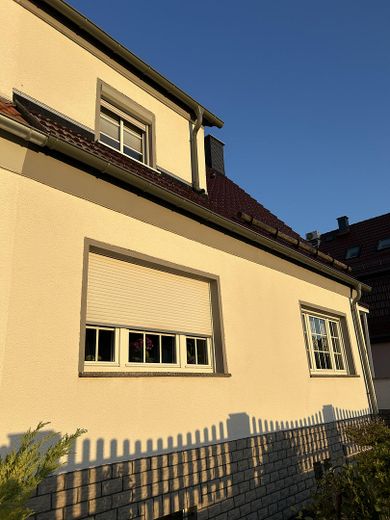 Nowoczesny solidny dom z 4 pokojami, basenem, wiatą na samochód i dużym ogrodem – Zdjęcie 3