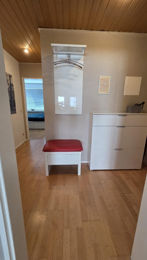 Vivienda moderna en Unterbilk: elegante apartamento con plaza de garaje subterráneo. – Diele mit Holzdecke und Staura