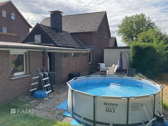 Einfamilienhaus sucht Handwerkerleistung – Außenansicht mit Pool