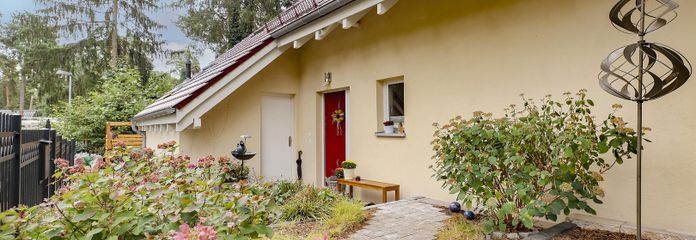 Doğal çevreyle uyumlu arsada, ahşap karkas yapı tekniğiyle inşa edilmiş müstakil aile evi – Außenansicht Eingang