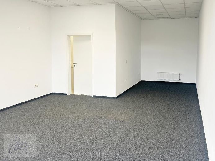 ***UNITÉ COMMERCIALE INONDÉE DE LUMIÈRE DANS LE PARC COMMERCIAL À NÜNCHRITZ*** - emplacement parfait pour votre activité ! – Geschäftsfläche mit Blick Richtung Küchenbereich
