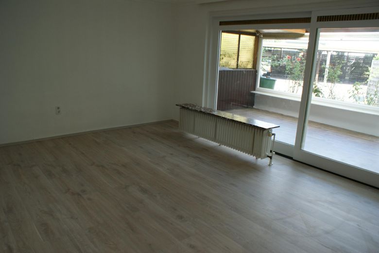 Große 2 Zi.-Whg.mit moderner Einbauküche,Wintergarten,eigener Eingang,KFZ Stellplatz vor der Tür – Wohnzimmer