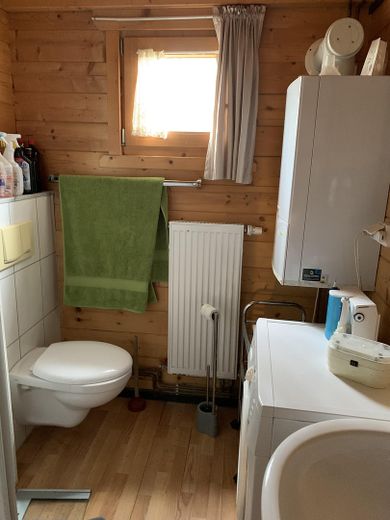 Blockbohlen-Ferienhäuschen aus Altersgründen für €149.000 zu veräußern – Badezimmer