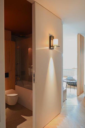 MİMAR DAİRESİ I YÜKSEK KALİTELİ DONANIM I KOMİSYONSUZ – Blick ins Badezimmer