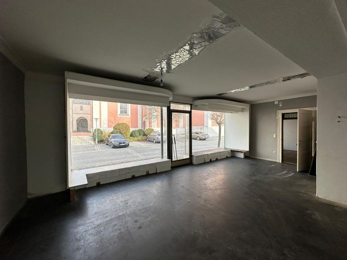 Central residential and commercial building with commercial hall and PV system – Foto 13