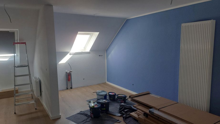 Frisch sanierte Dachgeschosswohnung mit Garage, PV-Strom & Klimaanlage – max. 6 Monate – Küche