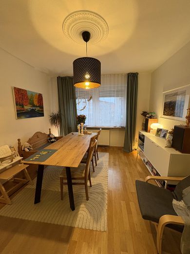 Schöne Vierzimmer-Altbauwohnung mit Balkon in Innenstadtnähe – Foto 1