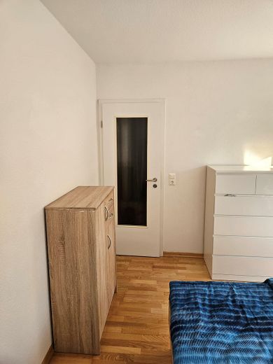Schöne, ruhige und helle 3-Zimmerwohnung gegenüber Skyline Plaza – Schlafzimmer