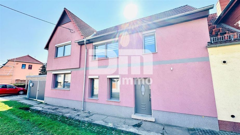 Schönes Wohnhaus mit Doppelgarage, Terrasse und Nebengelass in Traumlage – Frontansicht Titel