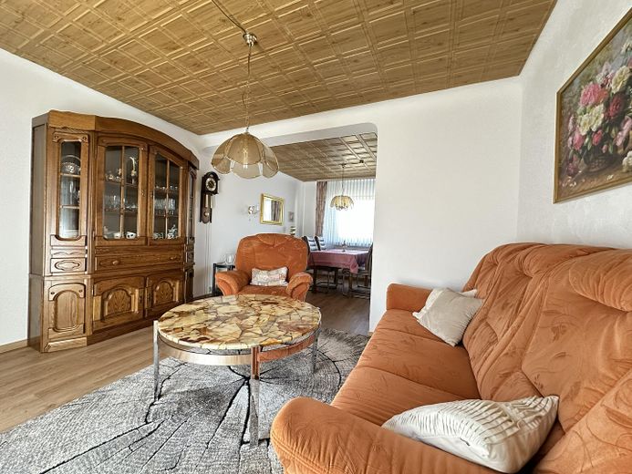 Helle und familiengerechte Doppelhaushälfte – Wohnzimmer m. Esszimmer