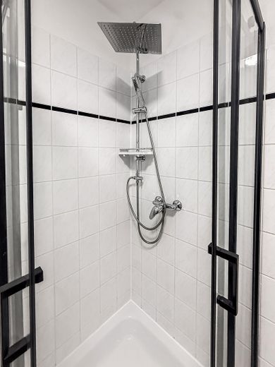 Prima occupazione dopo la ristrutturazione: appartamento luminoso con dotazioni moderne – Dusche neu 
