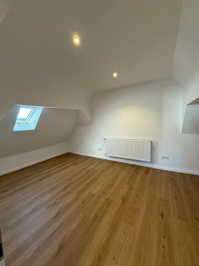 5-Room Maisonette Apartment Across Three Living Levels – Fully Renovated, with Fitted Kitchen & 2 Bathrooms – Schlafzimmer 2. Etage
