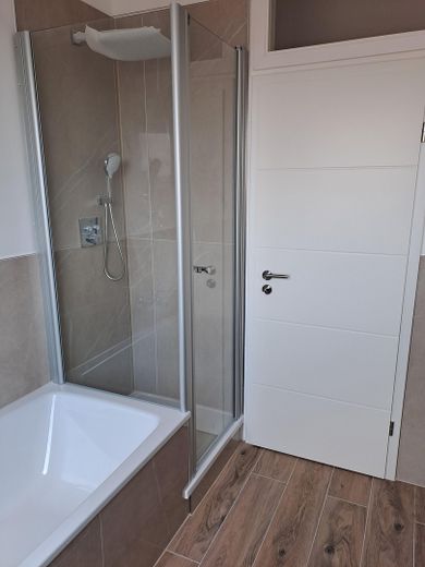 Ist Ihr Büro zu heiß?  Das 115m2 TRAUMBÜRO ist so gut isoliert, dass Sie keine Klima brauchen – extra Dusche