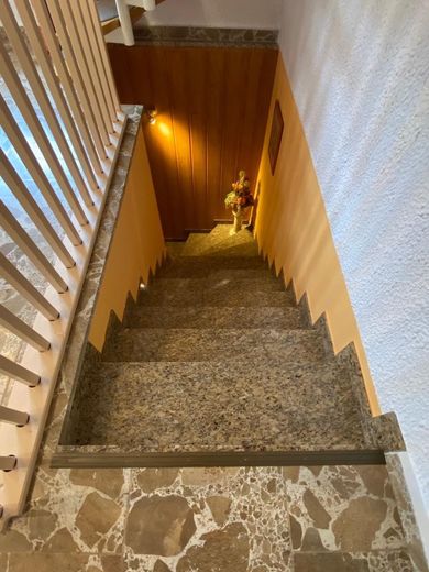 Gepflegte 4‑Zimmer‑Doppelhaushälfte | 110 m² | Vollkeller mit Nutzfläche 55 m² | Südterrasse – Kellertreppe