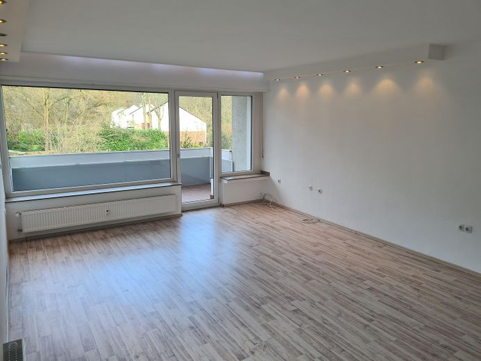 Ruhiges Wohnen, stadtnah in Ge-Buer mit Balkon, Terrasse & Garten – Beisp. Wohnzi. Nachbarwohnung
