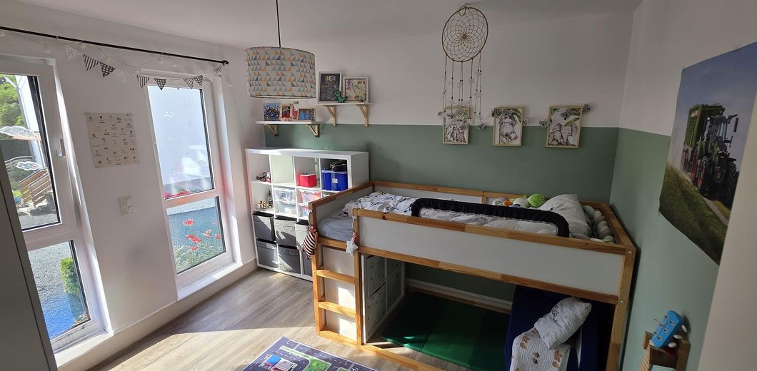 Piso muy moderno y luminoso con balcón y cocina amueblada en Troisdorf, Müllekoven – Kinderzimmer