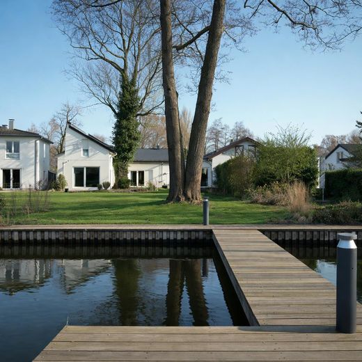 gepflegte Villa mit eig. Seezugang, Steg, Gästehaus, Sauna, Designmobiliar nahe Berlin – Anwesen von der Seeseite