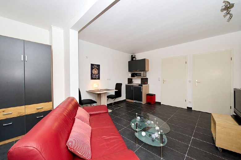 Nett eingerichtetes Apartment mit reizvollem Garten-/Terrassensitzplatz, gute Lage, Internetzugang – b3d9c57ce12b14628952d73494a38a18ff7ba1f0.jpg