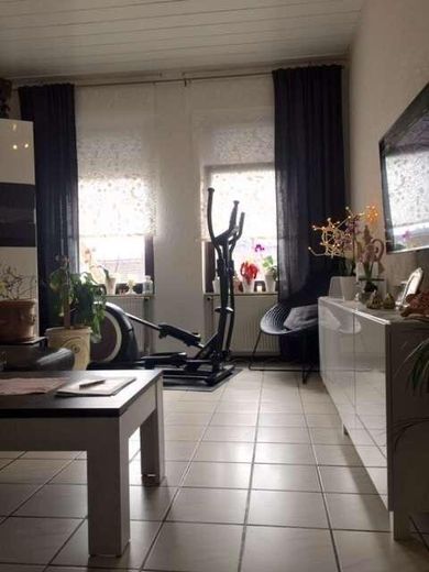 Großzügige Altbauwohnung mit Balkon und Option zur späteren Neuaufteilung – Wohnzimmer