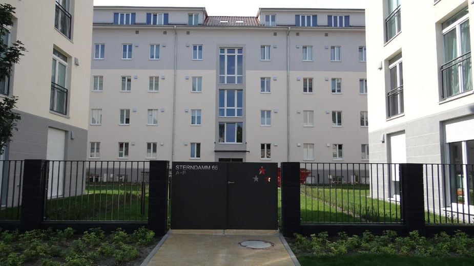 Frisch saniert & bezugsfertig I 3-Zimmer I Einbauküche I riesiger Sonnenbalkon - von privat – Haupteingang Anlage