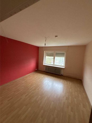 Bezahlbar wohnen: Renovierungsbedürftiges Haus im Erbbaurecht mit Potenzial – Schlafzimmer