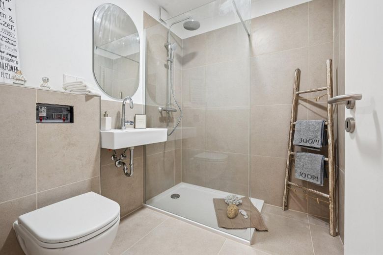 Modernisierte Wohnung mit Reihenhauscharakter, mit Gäste WC und Garten *von Privat* – Duschbad