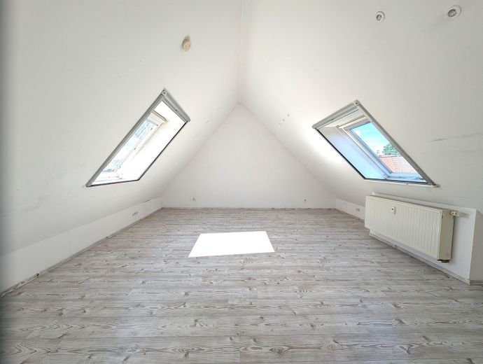 Ohne Provision - Freie 5 Zimmer Wohnung in ruhiger Lage, Garage, Balkon – Zimmer Dachspitz