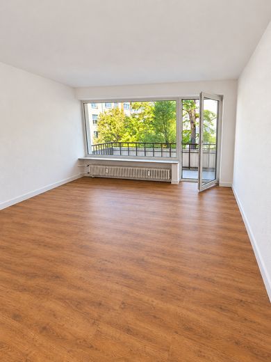 Zwischen Stadtleben und Rückzugsort - Großzügige Wohnung mit Balkon – Wohnzimmer