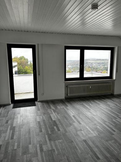 Appartement lumineux de 3 pièces sous les combles avec balcon – Photo 1