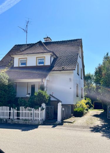 Hausansicht mit Zufahrt