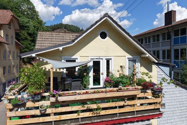 Gewachsenes Haus am Bach mit Atelier und Originalsubstanz
