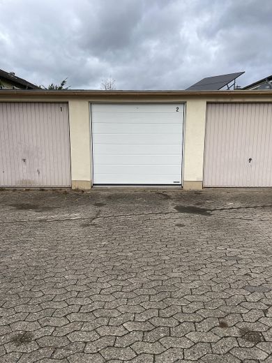 Garage mit Stellplatz